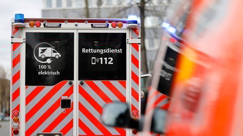 Nach einem Unfall auf der B6 in Halle ist ein Fußgänger verletzt ins Krankenhaus gebracht worden.