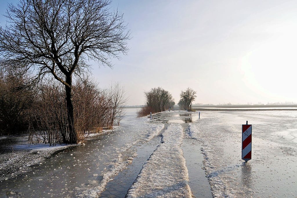 Die einzige Zufahrtsstraße nach Wespen war Anfang 2011 wegen Drängewasser gesperrt. Das Foto stammt vom Januar. Das Umfeld, kurz hinter dem Wespener Kreuz, war zur Eiswüste erstarrt.