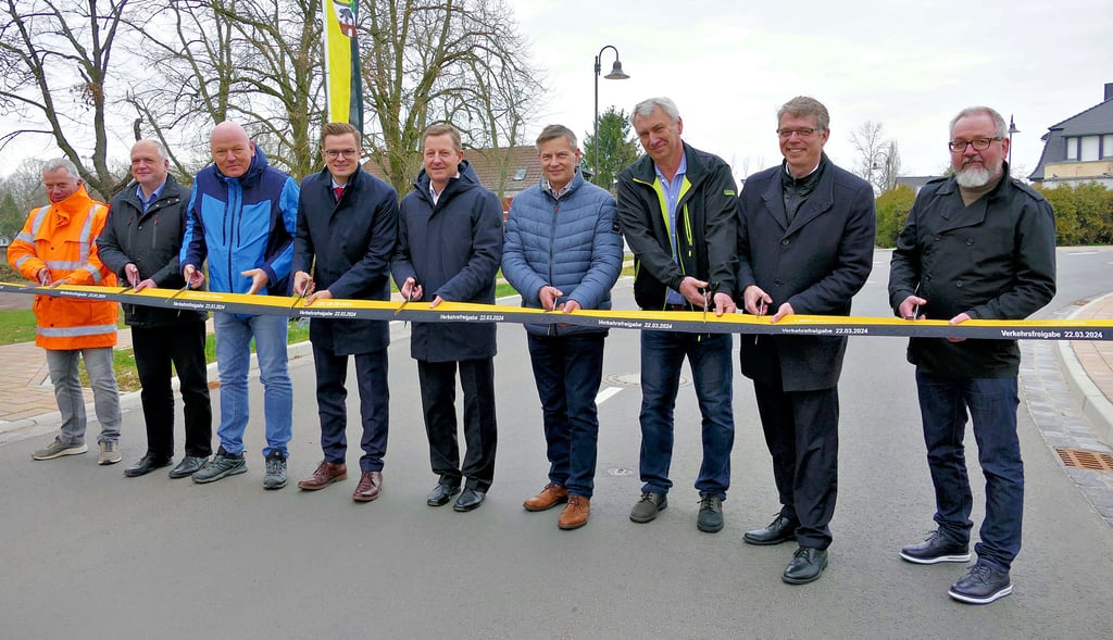 Gute Fahrt für alle! Nach elf Jahren Bauzeit lassen es sich die Vertreter der teilnehmenden Unternehmen sowie Vertreter der Landes-, Kreis- und Kommunalpolitik nicht nehmen, die Landesstraßen 123 und 126 in Zahna feierlich für den Straßenverkehr freizugeben.