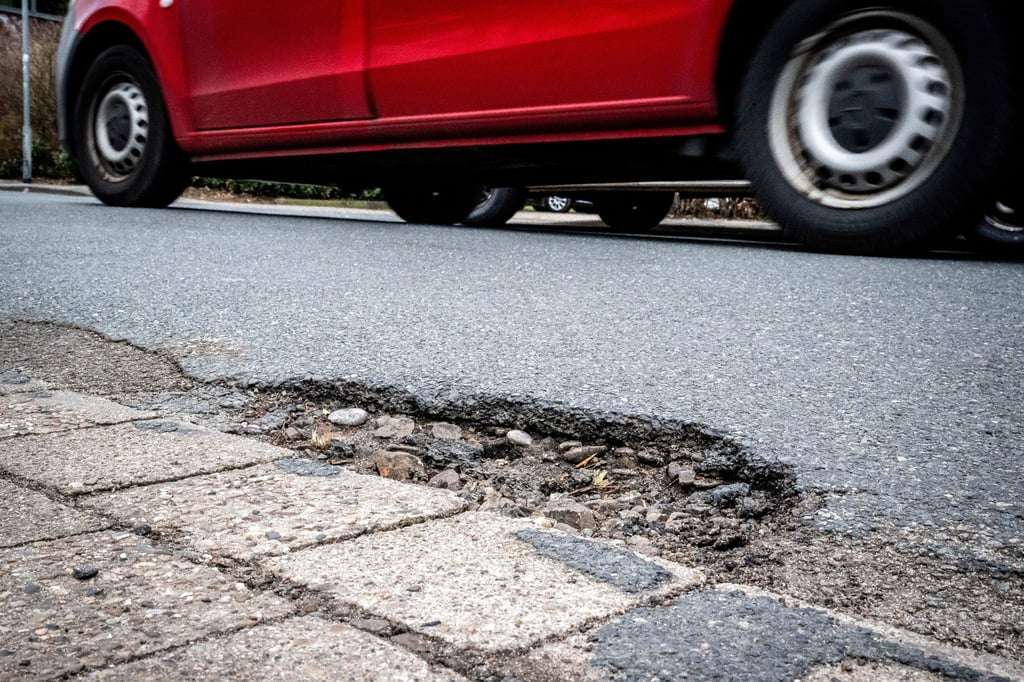 Ein Schlagloch an einer Straßen in der Innenstadt von Verden.