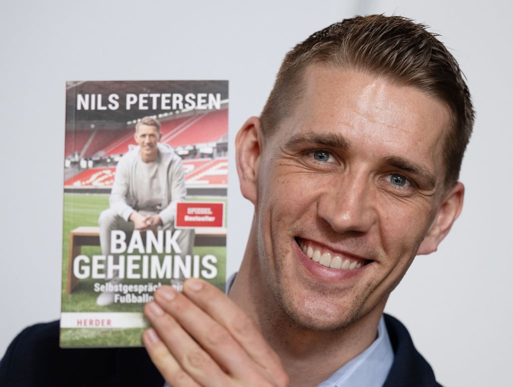 Nils Petersen, ehemaliger Bundesligaspieler, stellt auf der Leipziger Buchmesse sein Buch „Bankgeheimnis“ vor.