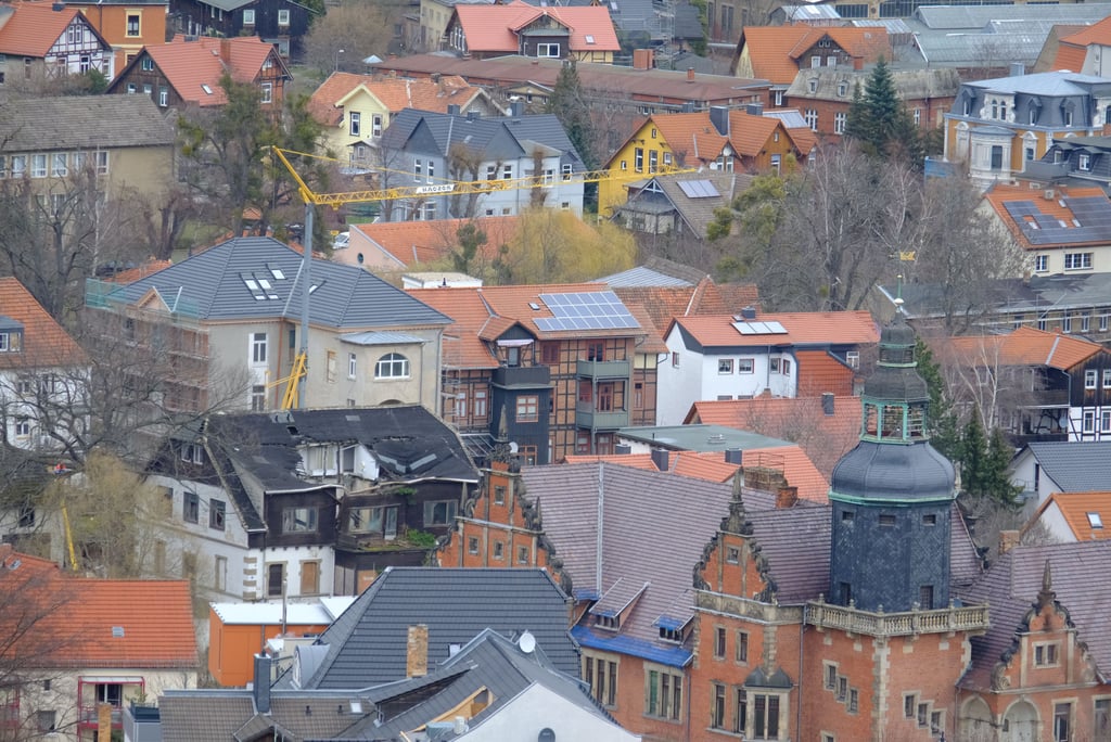 Blick vom Großen Schloss über die Dächer von Blankenburg. Bislang gibt es in der Innenstadt nur einige wenige Solaranlagen. Dies soll sich in absehbarer Zeit ändern.