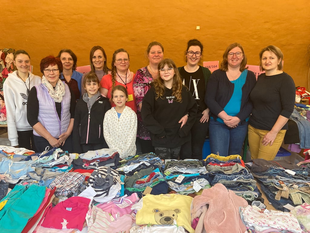 Das sind einige der Helferinnen der jüngsten Kindersachenbörse im Evangelischen Kirchspielzentrum in Querfurt.