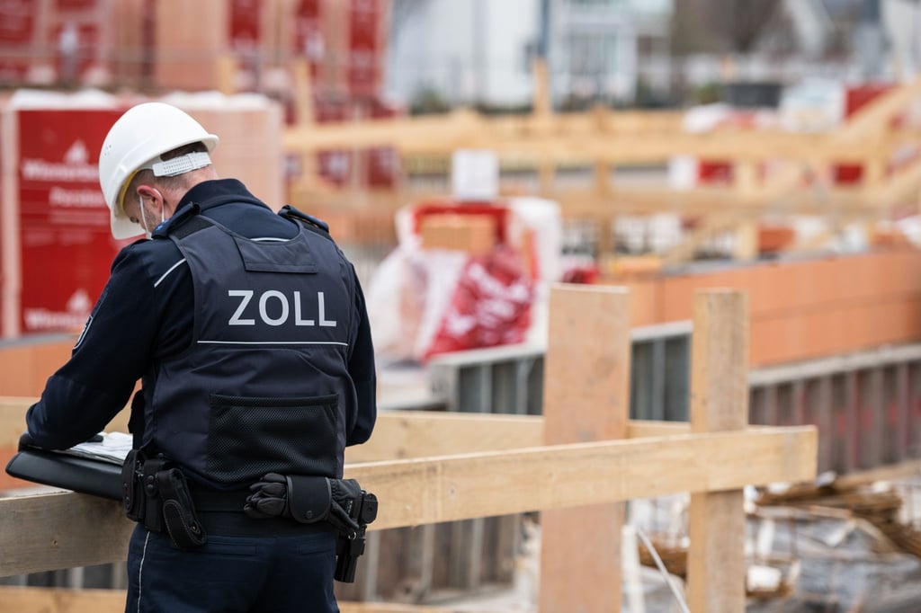 Ein Mitarbeiter des Zolls führt eine bundesweite Schwerpunkt-Kontrolle zur Schwarzarbeit durch.