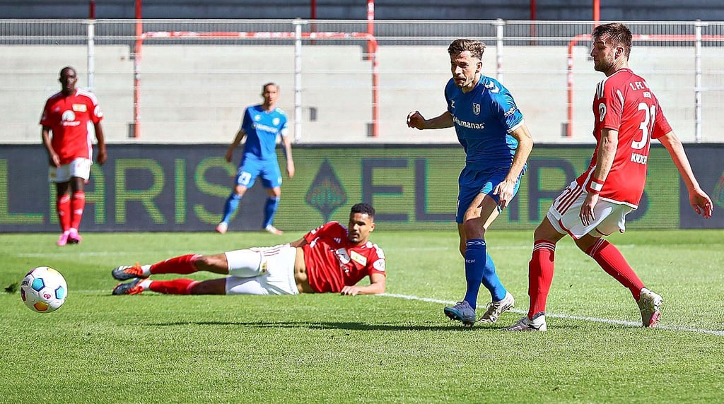 Frei geschossen, frei vergeben: Alexander Nollenberger (2. v. r.) verpasst in dieser Szene den Ausgleich bei Union Berlin.