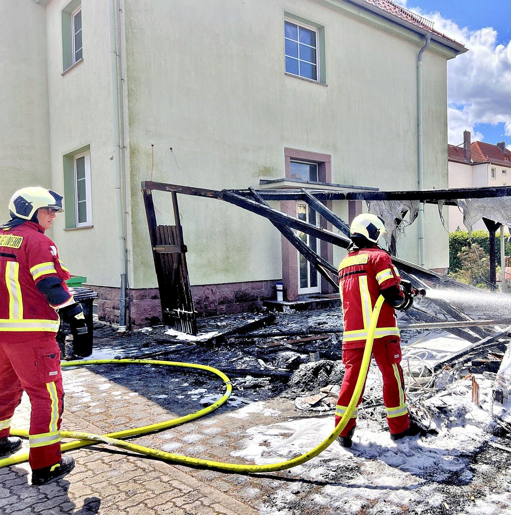 Brandeinsätze, wie dieser hier aus dem Sommer 2023 in der  Schiller- /Ecke Albrechtstraße, wo ein  ein Carport brannte, sind selten. Viel häufiger rückt die Feuerwehr zu Technischen Hilfeleistungen oder medizinischen Notfällen aus.
