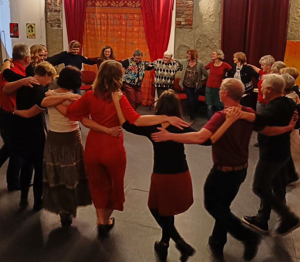 Kreistänze gehörten zu den Folkloretänzen, die Almuth Gericke den Zerbstern vermittelte.