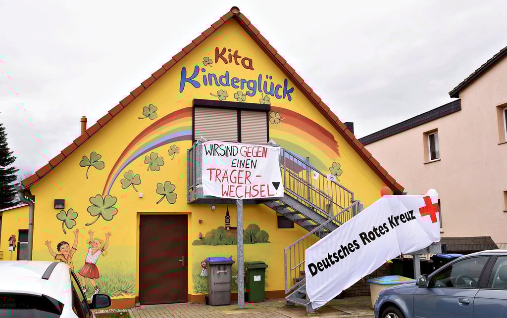 Das Banner gegen den Trägerwechsel wurde Ende vergangener Woche außen an der Kita angebracht.