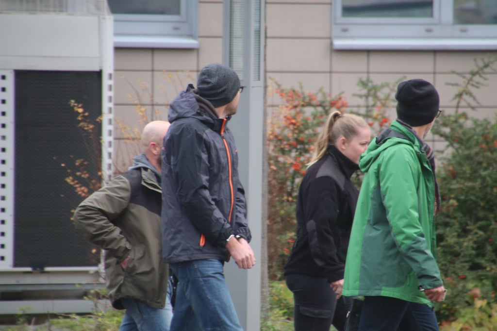 Ein Mann aus Leipzig soll in Landsberg-Sietsch den neuen Partner seiner Ex-Frau erschlagen haben. Hier wird der Tatverdächtige (Mitte) zum Haftrichter gebracht.