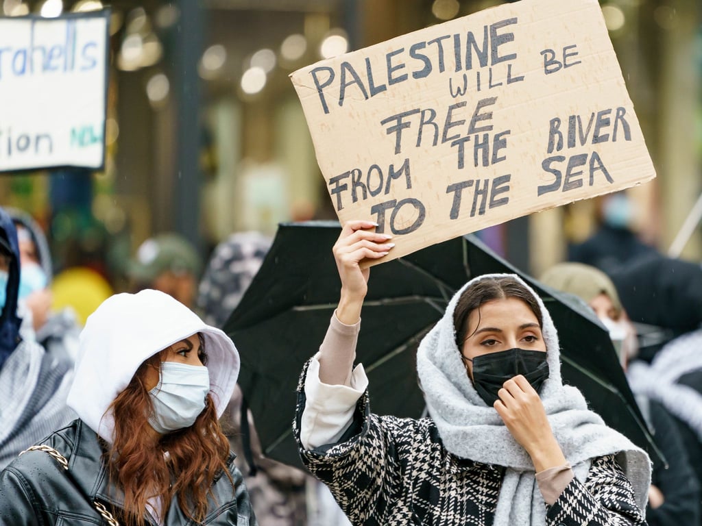 Bei einer propalästinensischen Demonstration in Frankfurt darf die Stadt die umstrittene Parole „From the river to the sea“ nicht verbieten.