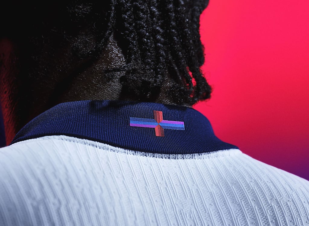 Das St.-George-Kreuz auf dem neuen englischen Trikot sorgt für Wirbel.