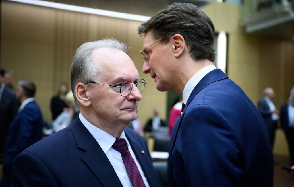 Reiner Haseloff (CDU), Ministerpräsident von Sachsen-Anhalt, und Hendrik Wüst (CDU) unterhalten sich.