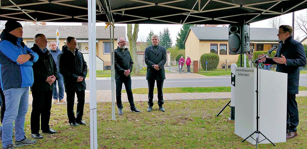 Staatssekretär Sven Haller (r.) richtet während der feierlichen Freigabe der Landesstraßen der L 123 und L 126 in Zahna Grüße vom Ministerpräsidenten Reiner Haseloff aus.