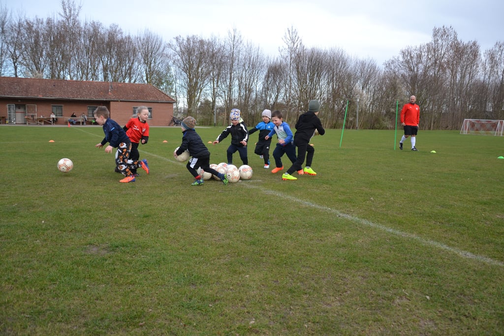 Ein Pfiff gellt über den Fußballplatz in Osterweddingen. Alle Kinder stürmen los. Alle haben nur ein Ziel, den Mittelpunkt. Hier liegen die Bälle. Jedes möchte sich einen von ihnen ergreifen und zurück zum eigenen Tor bringen.