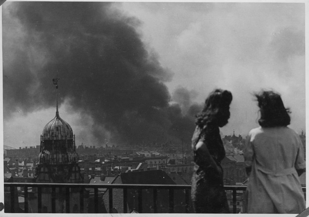 Aus der Sonderausstellung im Magdeburger Stadtarchiv: „Flammenherd im Süden der Stadt“ heißt diese Aufnahme von Paul Gehlert. Mitarbeiterinnen des Faber-Verlages blicken nach einem Luftangriff vom Dach des Verlagshauses in der Bahnhofstraße in Richtung des Brandherdes in der Nähe des Hasselbachplatzes. Im Vordergrund ist der Turm des Kaiser-Friedrich-Museums zu sehen.