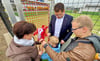 Gleich geht die Schleife auf!   Anja Hammerlik  und Christian Tylsch eröffnen  mit Schülern  feierlich  den neuen Soccer-Court.