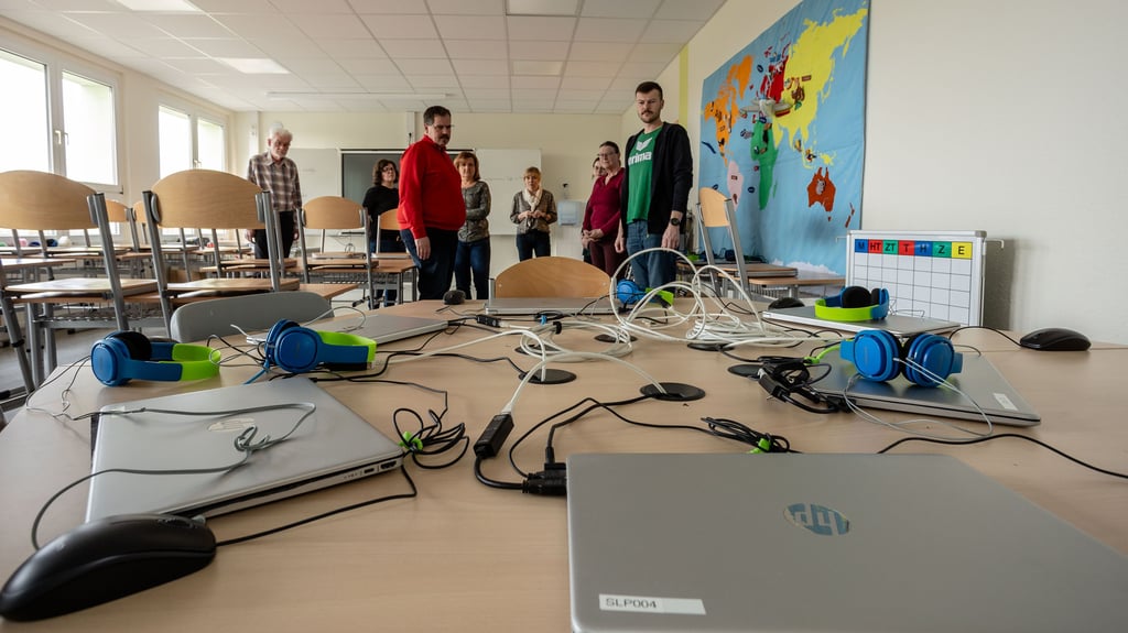 Die Mitglieder des Kultur- und Sozialausschusses besichtigen die Grundschule Prettin, bevor sie hier auch tagen.