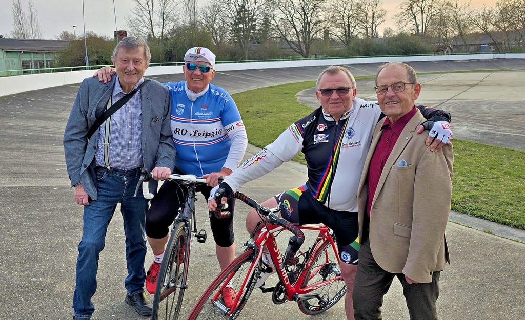 Joachim Becker, Bernd Kessler, Klaus Grünke und Peter Petzold (v.l.n.r.) gehören zu den Unterstützern der Radrennbahn Merseburg.