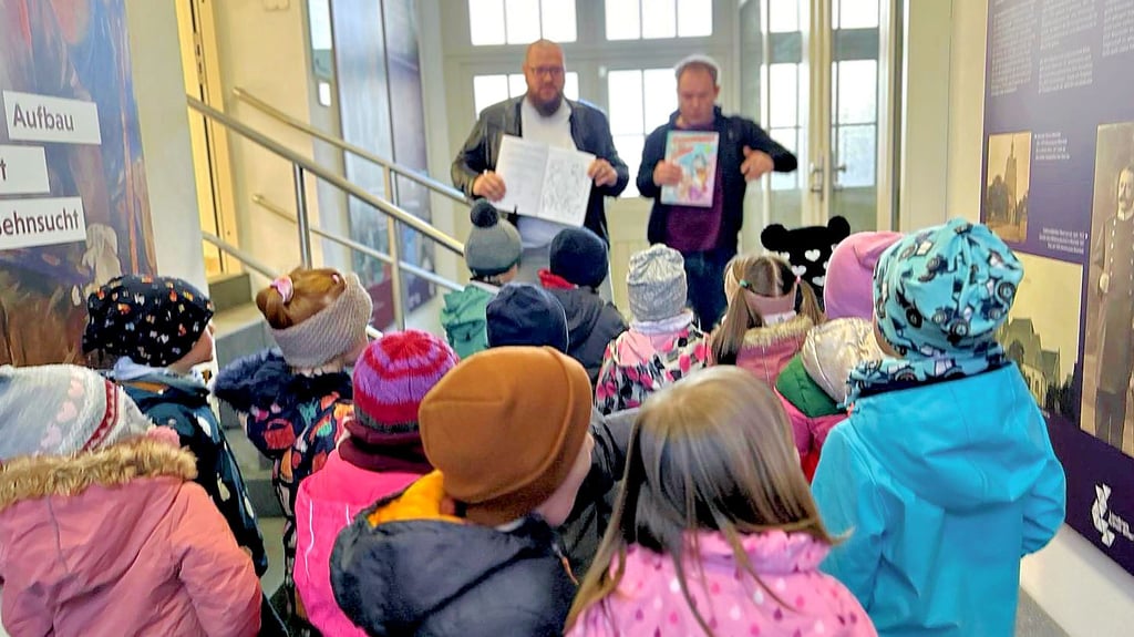 Der Schildkröten-Mambo-Tanz füllte die Galerie mit Lachen und Freude, als alle Kinder gemeinsam mit den Künstlern tanzten.