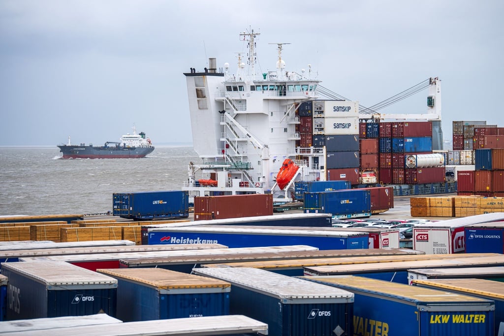 Ein Schiff liegt am Hafen vom Cuxport.