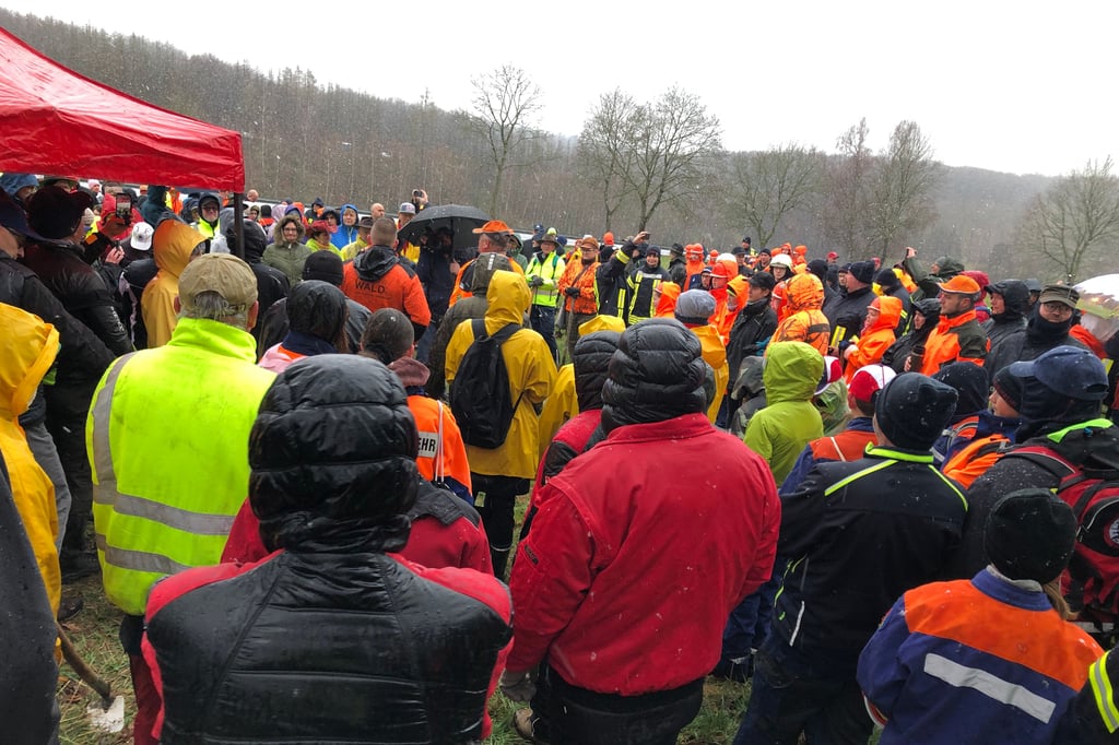 Der heftige Schneeregen konnte 650 Menschen nicht davon abhalten, bei der Waldpflanzaktion in Mansfeld-Südharz zu helfen.