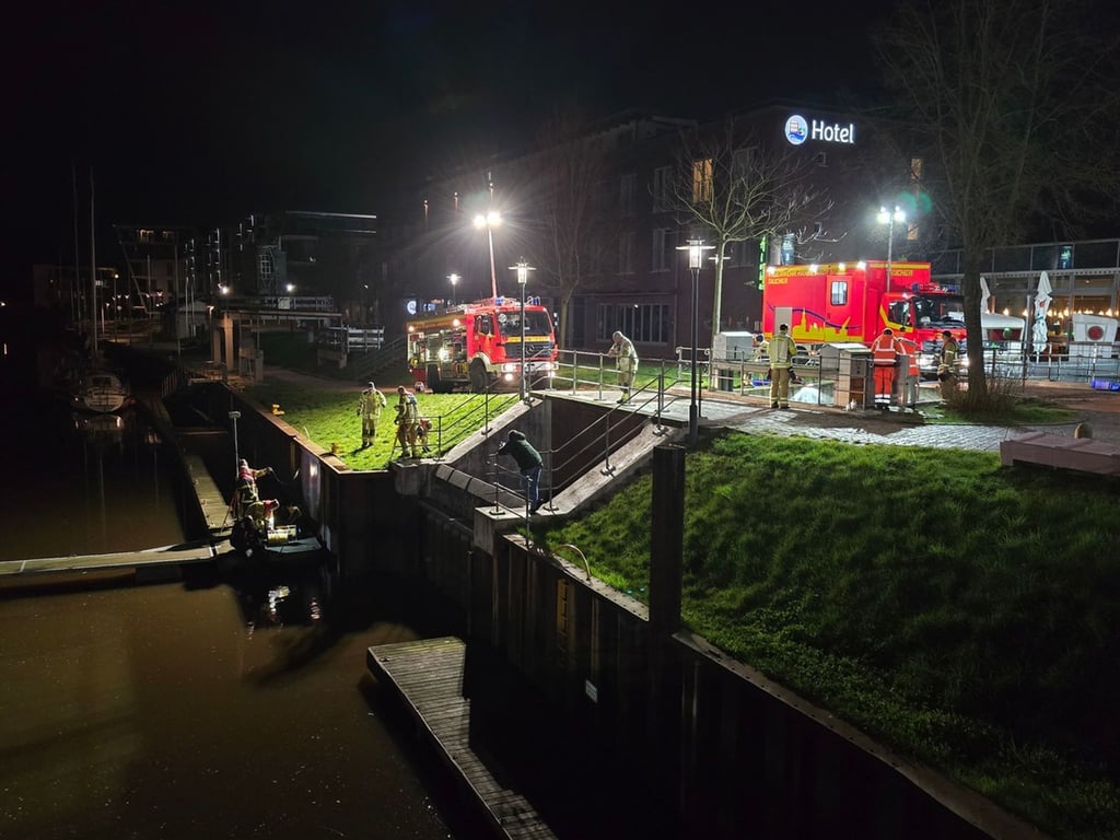 Feuerwehrtaucher untersuchen den Hafen in Stade.