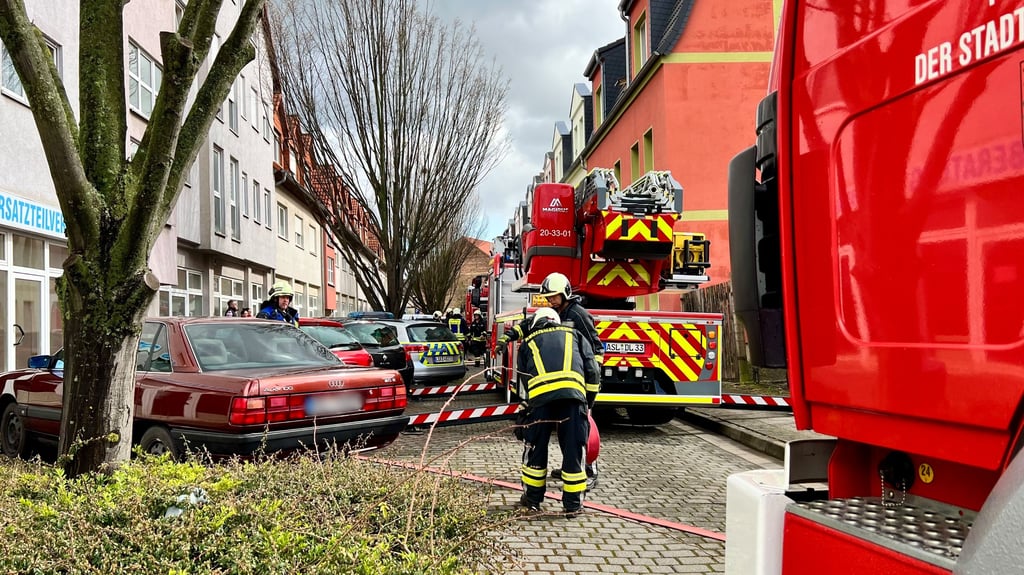 Die Feuerwehr Aschersleben löscht in der Antonienstraße.