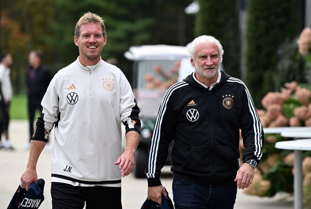 Bundestrainer Julian Nagelsmann (l) und Rudi Völler, DFB-Sportdirektor, nach dem Training.