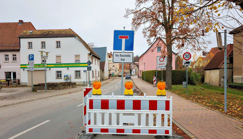 Die Waldstraße in Kayna ist seit November komplett gesperrt. Jetzt beginnen die Bauarbeiten und einige Anwohner wissen nicht ein noch aus.