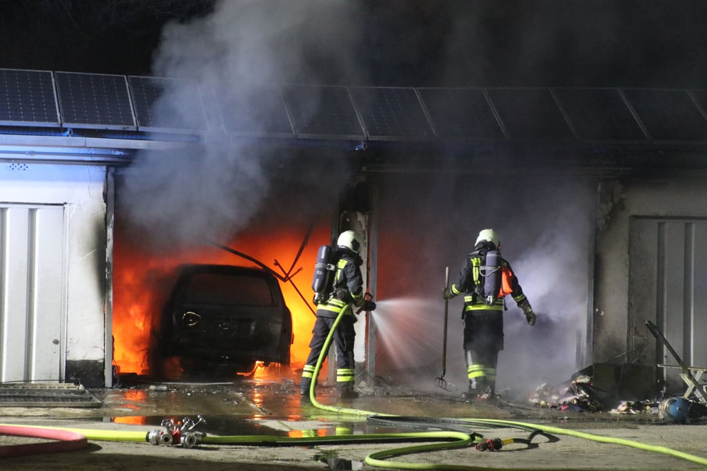 Mindestens ein Auto brannte in der Garage ab.