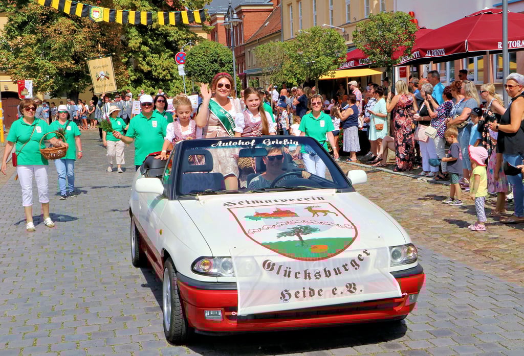Zu der Öffentlichkeitsarbeit des Heimatvereins „Glücksburger Heide“ gehört auch die Teilnahme an Festen. Die 28. Heidekönigin Victoria Post und weitere Mitglieder sind hier beim Auszug zum Schul- und Heimatfest in Jessen dabei.
