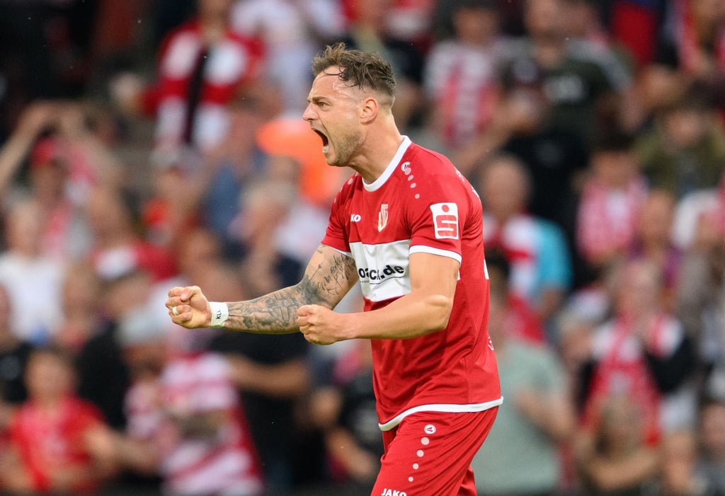 Der Cottbuser Timmy Thiele jubelt.