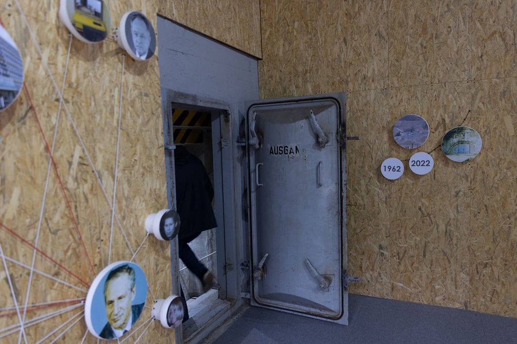 Besucher betreten den unteren Teil des Bunkers nach Betrachten des Ausstellungsraums über die Struktur der Geheimdienste über Orte und Personen bei der Besichtigung der Ausstellung des Bunker.