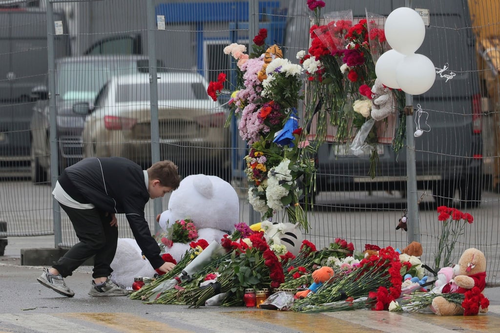Ein Junge trauert um die Opfer des Anschlags auf die Crocus City Hall in Moskau.