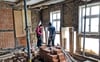 Mitarbeiter der Werkstätten für Denkmalpflege sind dabei, die Sanierung der Fachwerkfassade des Jägerhauses  abzuschließen.