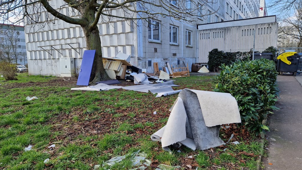 Sperrmüll liegt seit Wochen vor einem Wohnblock im Wippraer Weg.