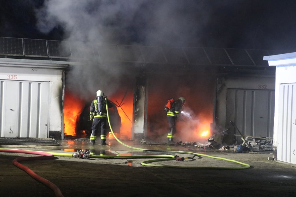 Die Einsatzkräfte löschten mit einem C-Rohr das Feuer.