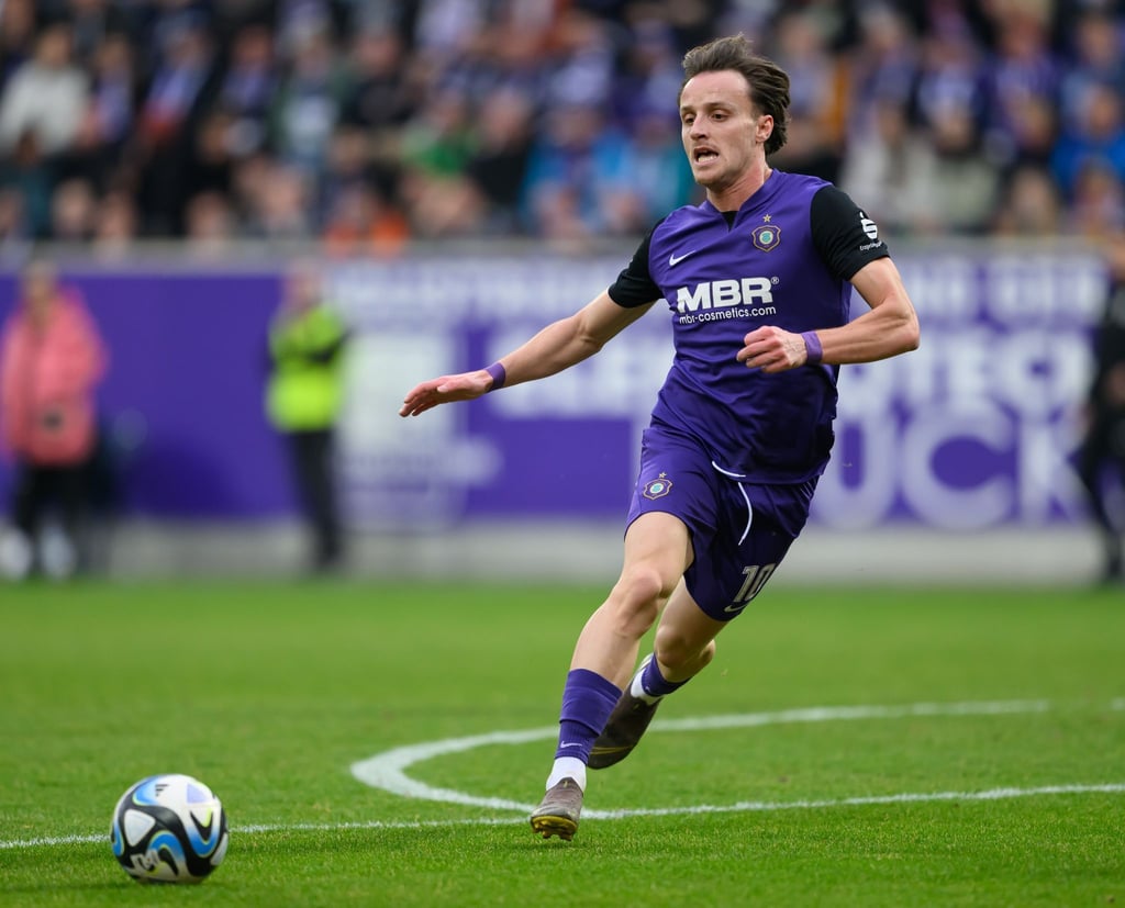 Mirnes Pepic vom FC Erzgebirge Aue spielt den Ball. Pepic schoss das Siegtor im Sachsenpokal.