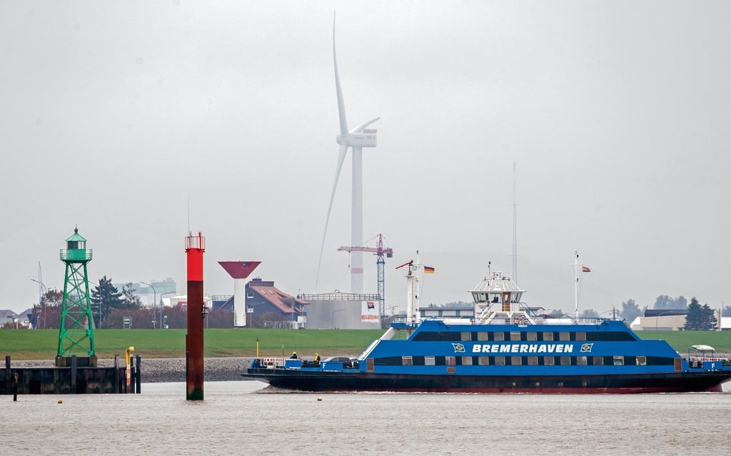 Eine Weserfähre ist bei trübem Wetter auf der Weser unterwegs.