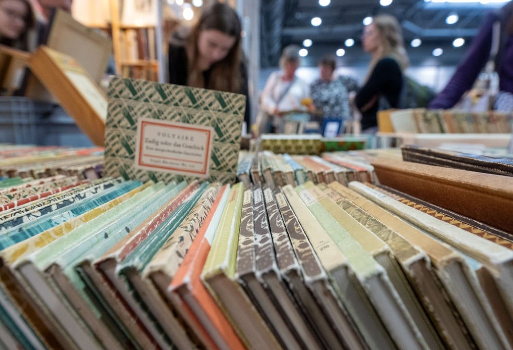 Besucher stöbern in den Regalen der Antiquariatsmesse auf der Leipziger Buchmesse. In seinem Buch „Bank-Geheimnis“ blickt Nils Petersen auf seine Karriere zurück.