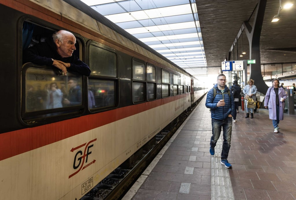 Ein Passagier an Bord des neuen Nachtzuges, der zwischen Berlin, Amsterdam und Brüssel verkehrt, schaut aus einem Zugfenster.
