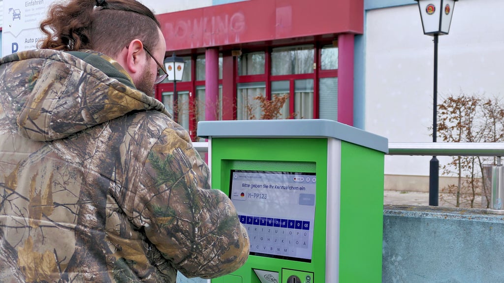 Seit Januar müssen für den Parkplatz am Bernstein-Salzlandcenter in Staßfurt Gebühren bezahlt werden. Bei der Eingabe des Kennzeichens darf der Bindestrich nicht fehlen., sonst kann es passieren, dass der automatische Service die Zahlung nicht zuordnen kann.