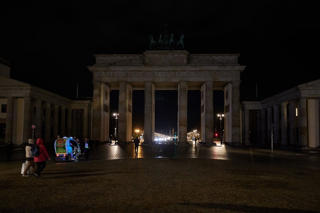 Berlin beteiligt sich an der weltweiten Aktion „Earth Hour“ und schaltet das Licht am Brandenburger Tor aus.