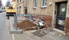 Fäkalien in der  Feldstraße in Bitterfeld: Ende der Woche haben die Schachtarbeiten zur Ursachenforschung begonnen. 