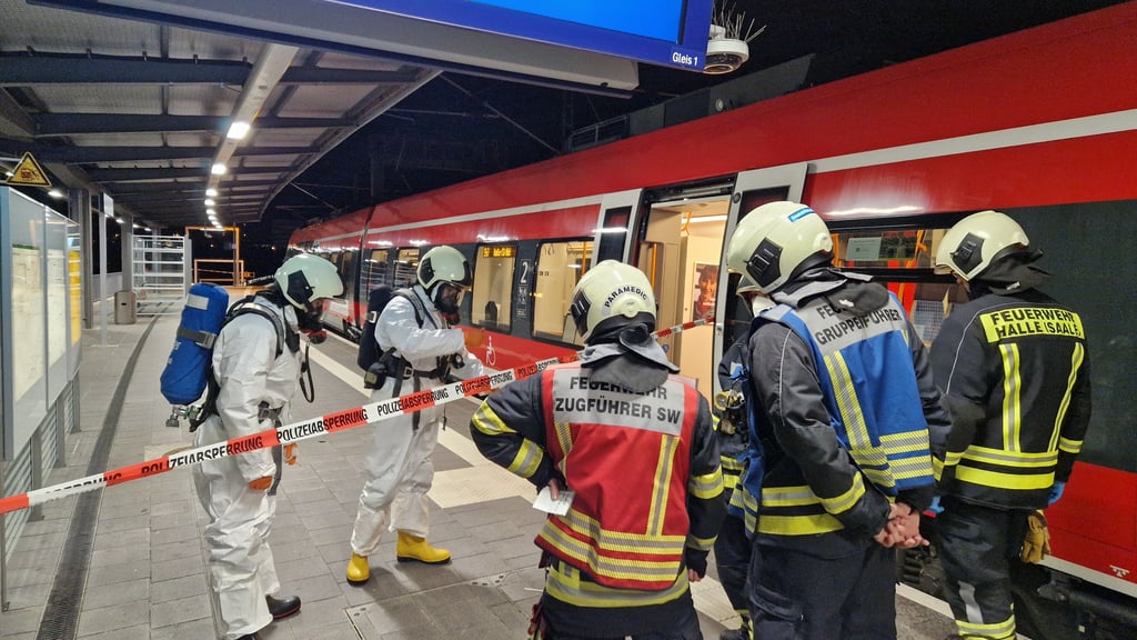 Gefahrguteinsatz am Hauptbahnhof Halle: Spezialkräfte nahmen eine Probe von dem Pulver, das sich am Ende als Vogelsand entpuppte. .