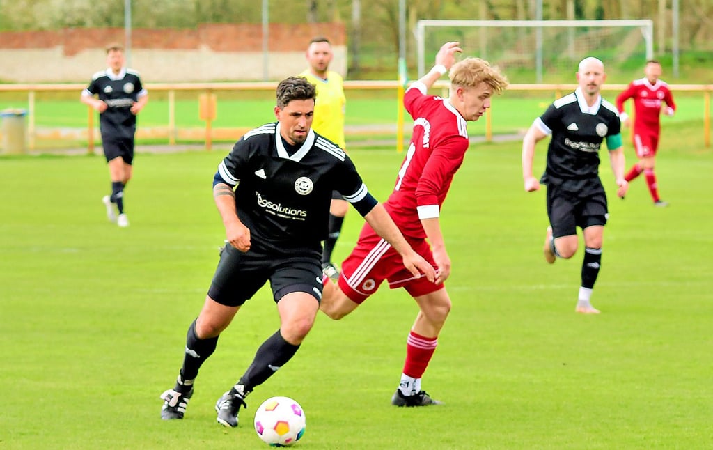 Als „Leihgabe“ von den Altherren des Vereins überzeugte Christopher Schumburg (l.) als Abwehrchef bei den Unionern, deren größtes Problem am Sonnabend auf der gegenüberliegenden Seite des Spielfelds lag.
