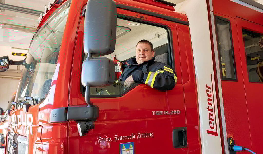 Christian Stude-Verch im Löschfahrzeug. Der 42-Jährige ist seit Herbst 2022 Wehrleiter in Freyburg.