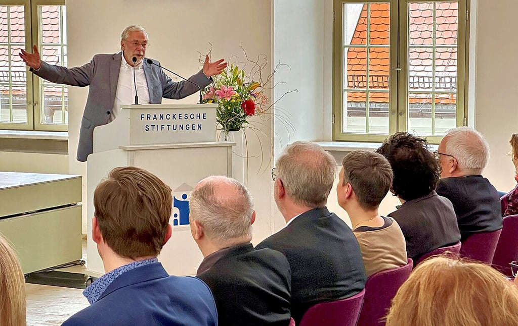 Hirnforscher Gerald Hüther hielt auf äußert unterhaltsame und lebendige Art seinen Vortrag. Sein e Kernforderung: Kinder müssen Spaß am Lernen haben.