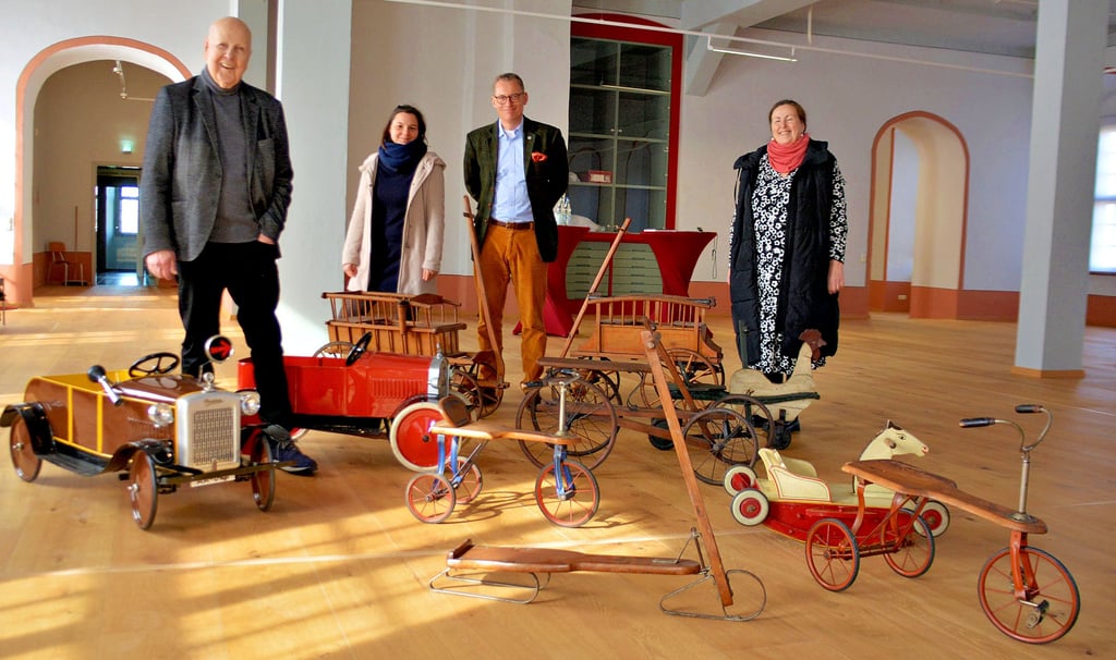 Grund zur Freude: 17 Kinderfahrzeuge der Firma Naether wurden an das Museum Schloss Moritzburg Zeitz übergeben.