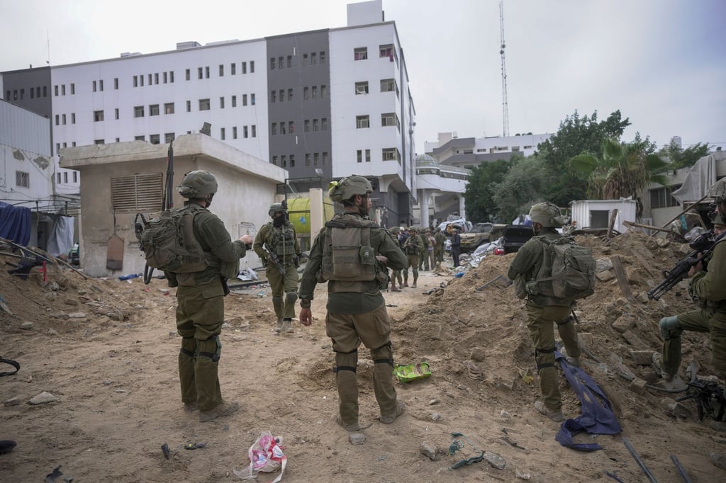 Israelische Soldaten bei einem Einsatz im November vor dem Schifa-Krankenhaus in Gaza-Stadt.